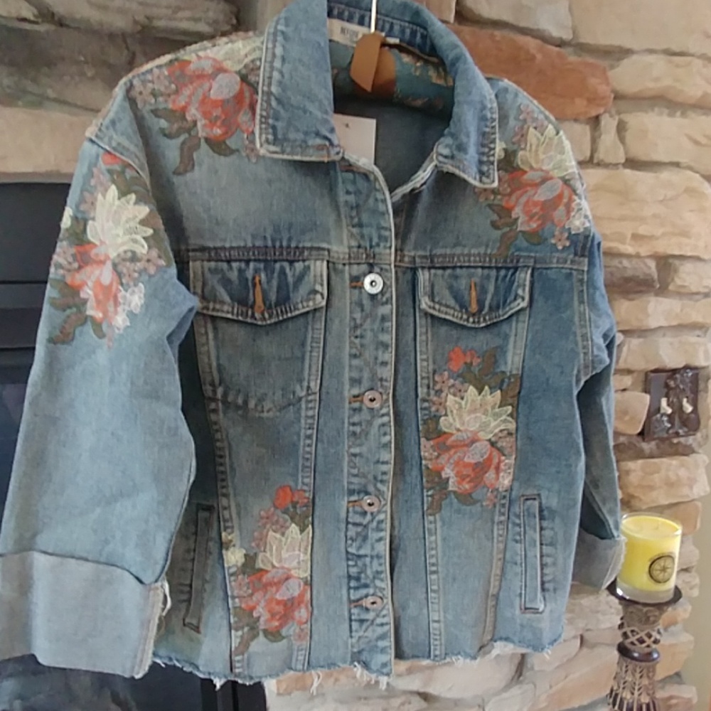 NEW SMALL WOMENS EMBROIDERED DENIM JACKET